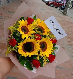 Bouquet variedad 4 girasoles y 6 rosas R08