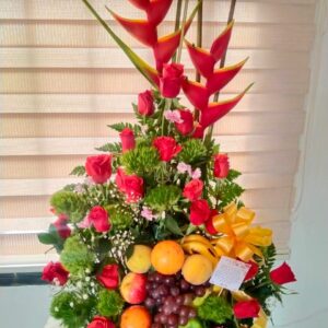 Arreglo frutal con rosas y heliconias R112