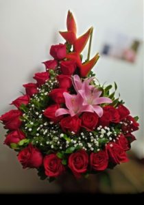 Caracol de rosas y lirios R157